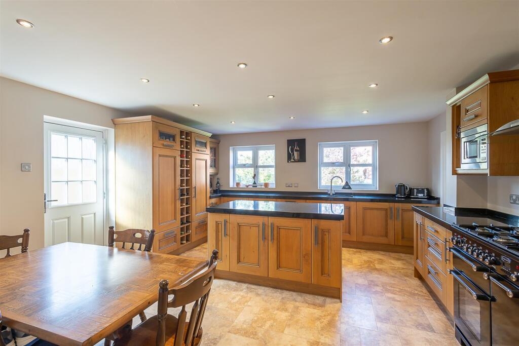 Kitchen/ Breakfast Room