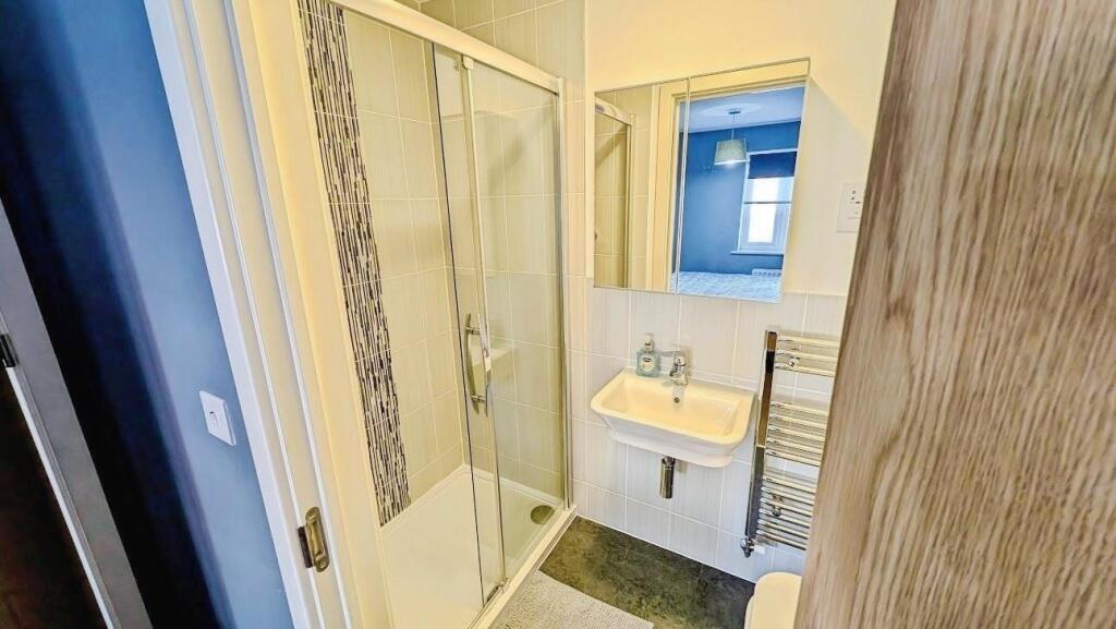 37 Hollybrook en suite b.jpg