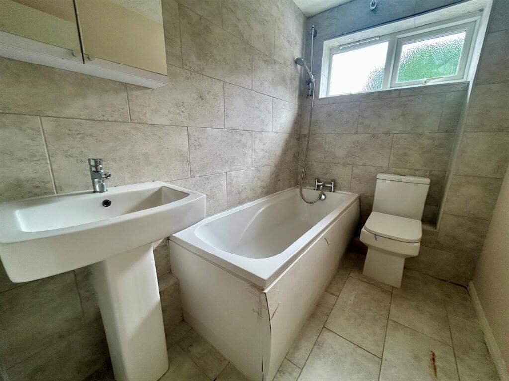 120 Henley Drive bathroom.jpg