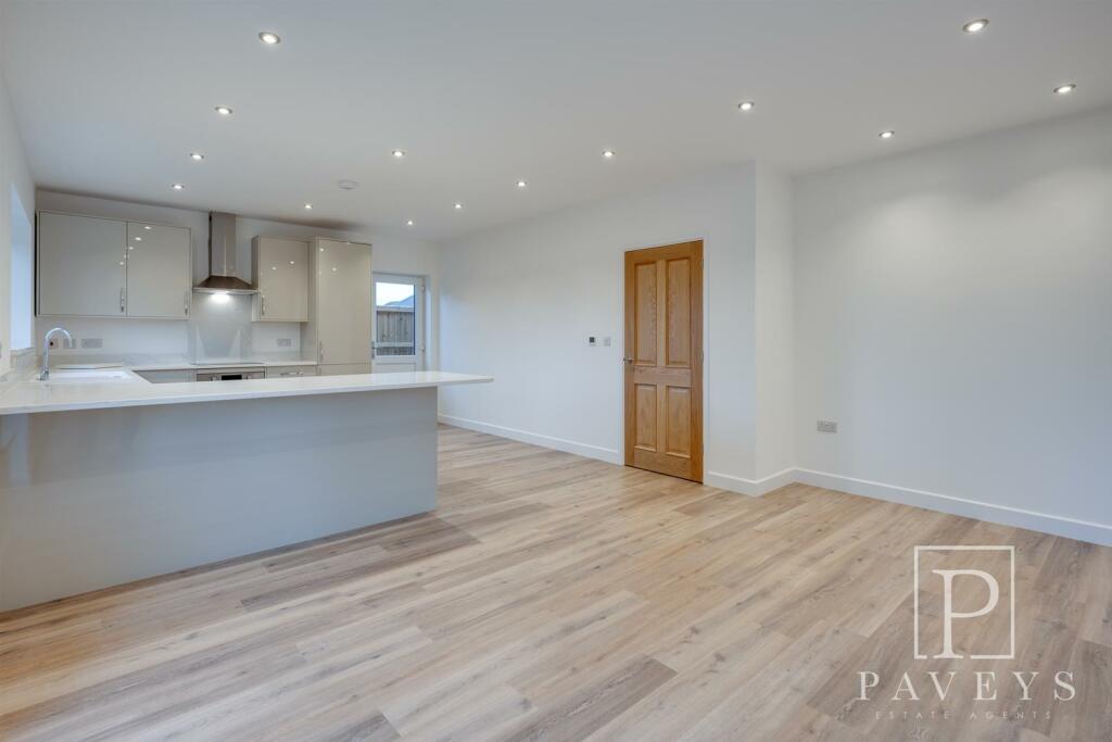 LOUNGE KITCHEN/DINING ROOM