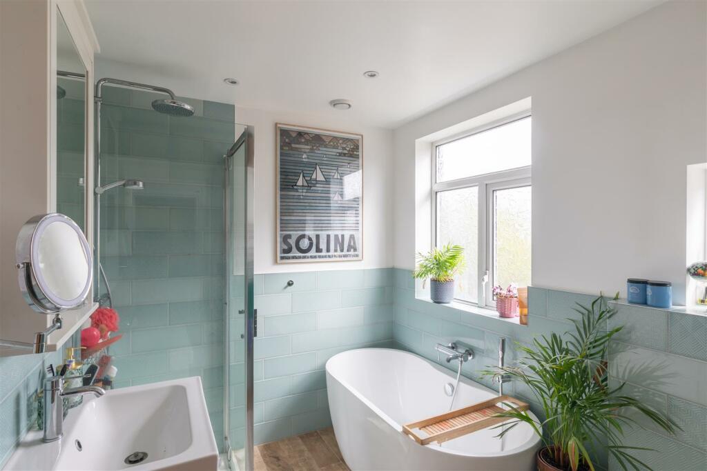 Bathroom 1.jpg