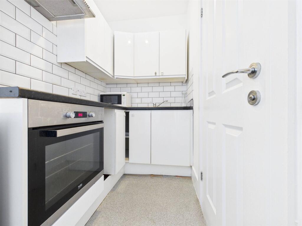 Studio Room: Kitchen