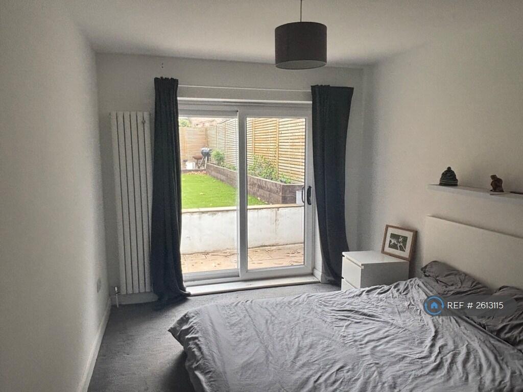 Bedroom 1 (5m x 2.8m)