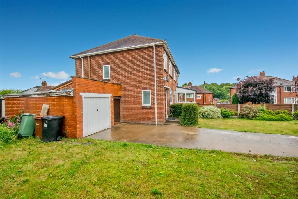 Off Street Parking / Driveway / Single Garage: