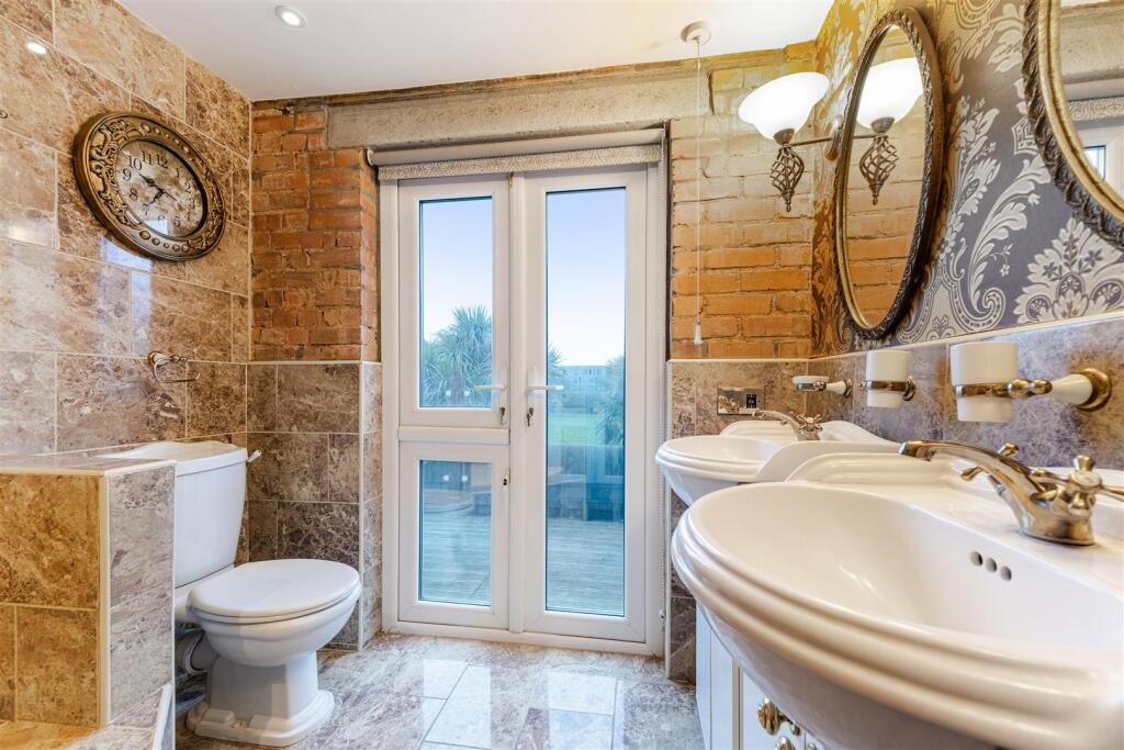 41 Oaklands Avenue, Isleworth TW7-45.jpg