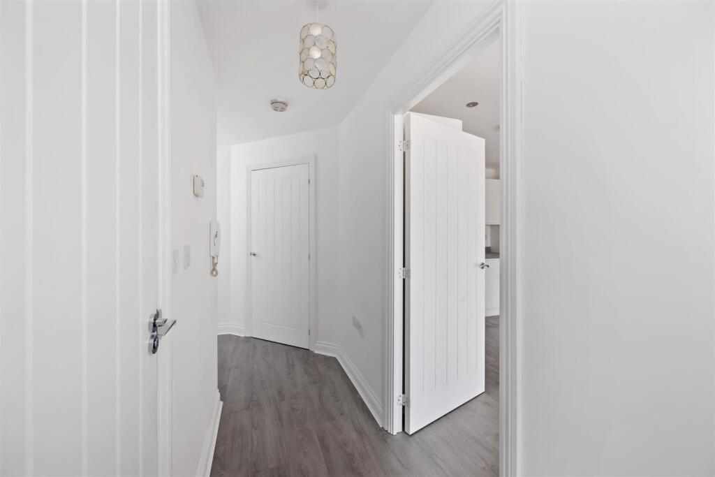 Lyndhurst House 8 ENTRANCE HALL 2.jpeg