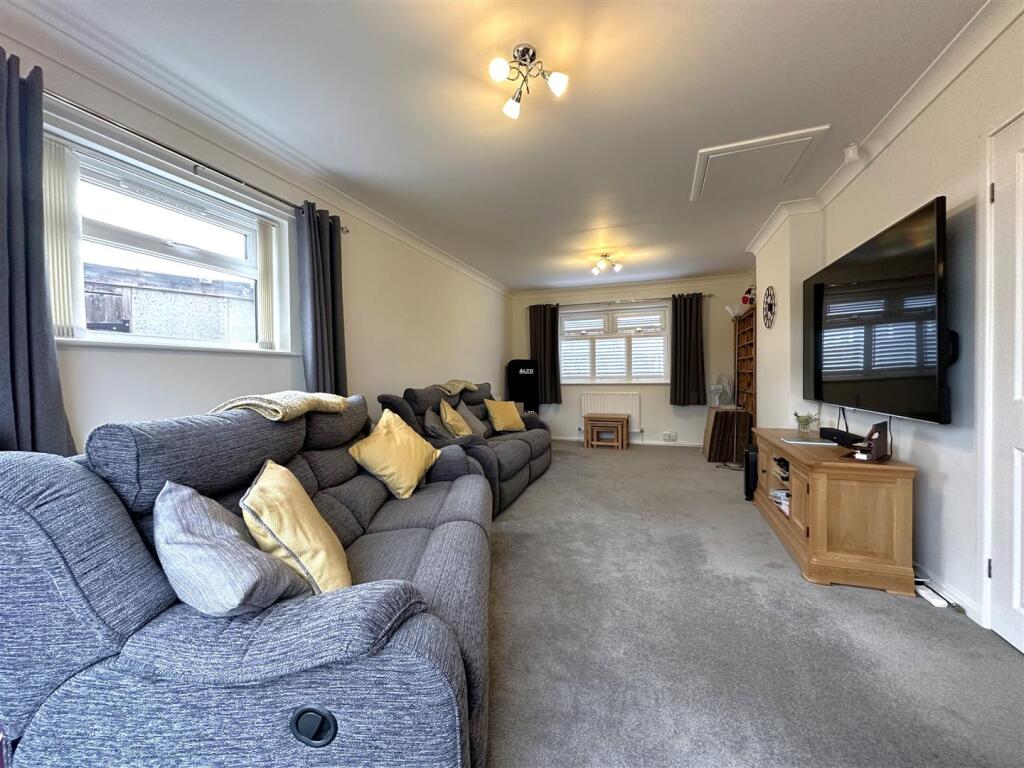 Triple Aspect Family Room 874