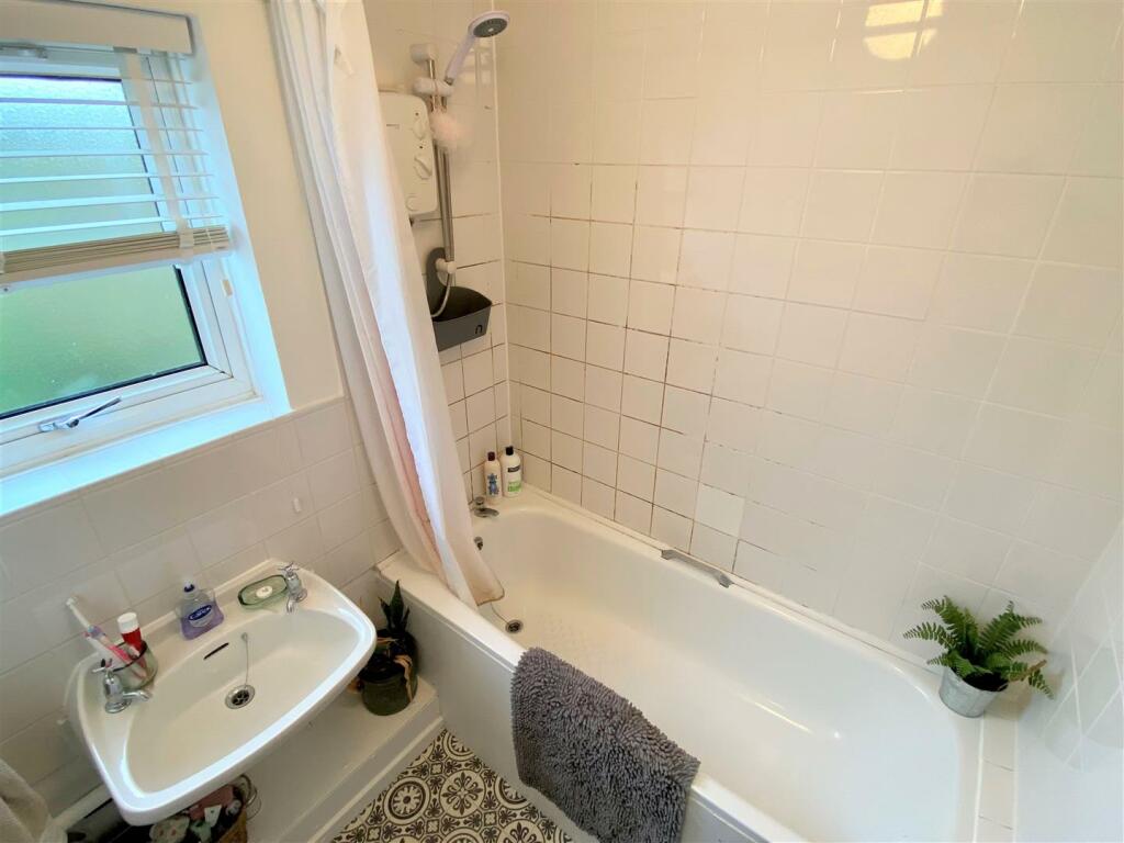 56 Calshot Close Bathroom