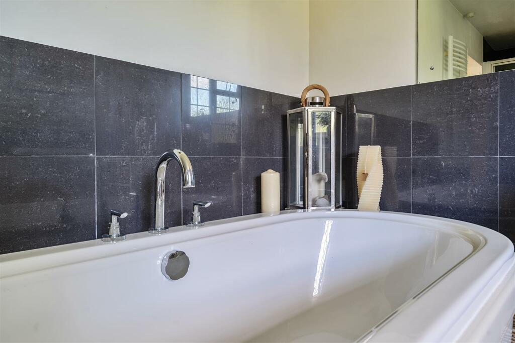 Ensuite to Bedroom 1