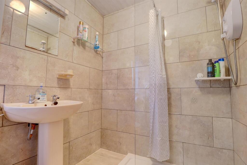 Bed 1 En Suite.jpg