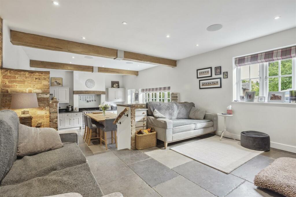 77240_Bentley Lodge 10 Egham Hill(12).jpg