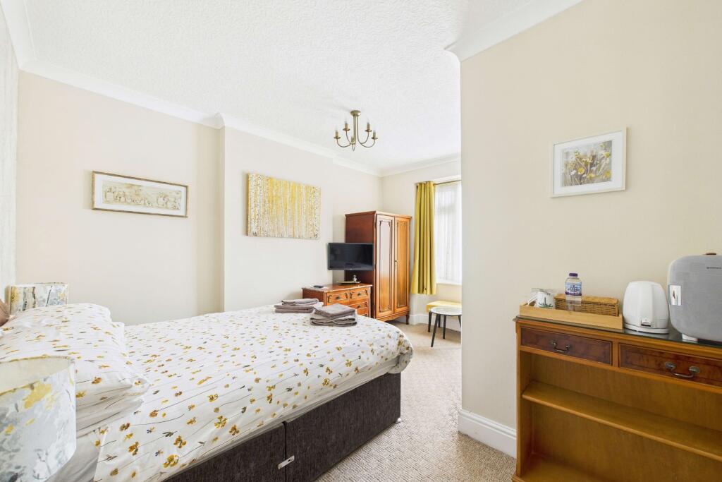 Guest room 3: spacious suite