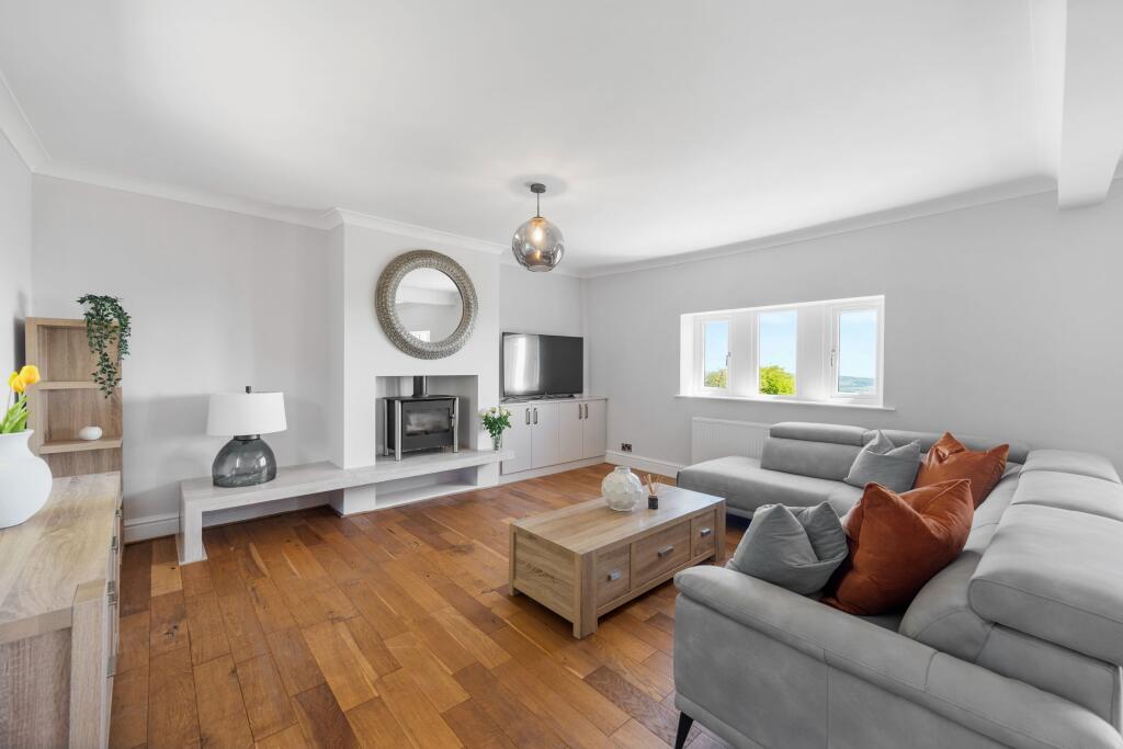 Family Dining Room - Lounge Area