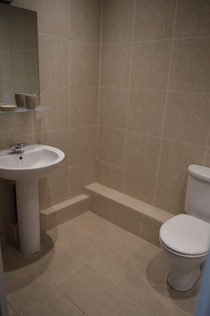 Main Bathroom 