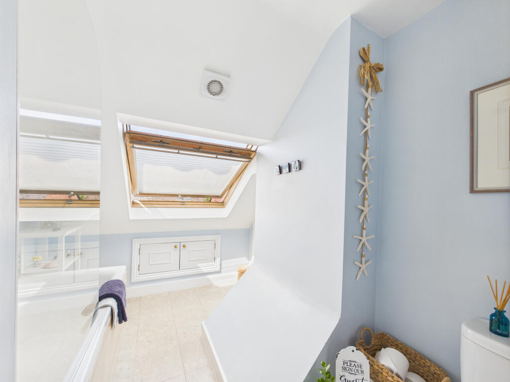 CAM01354G0-PR0572-STILL015