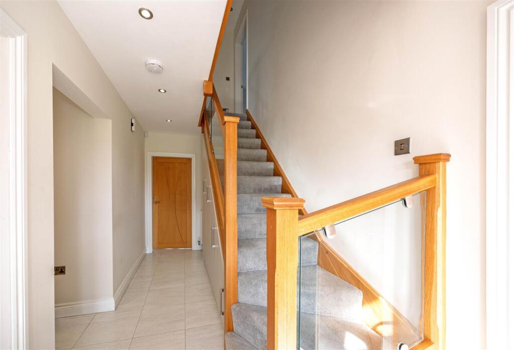 Entrance hallway stairs SAPL7067.jpg