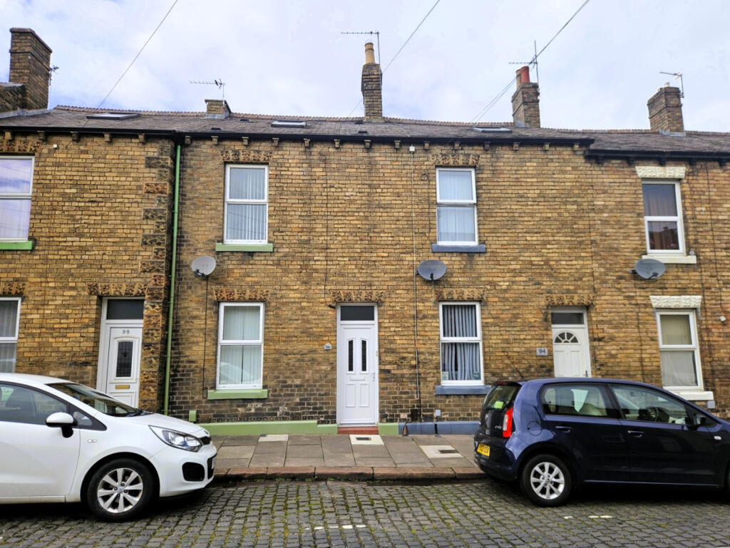 3 bed terraced house to rent Oswald Street, Carli