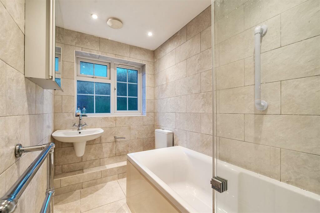 Dorchester Court - Bathroom.jpg