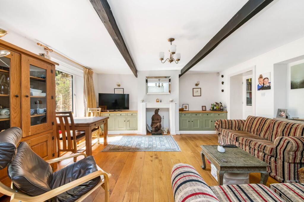 OPEN-PLAN LIVING DINING ROOM