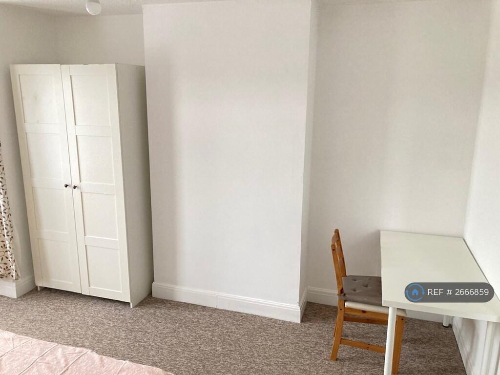 Bright Master Bedroom On The Ground Floor