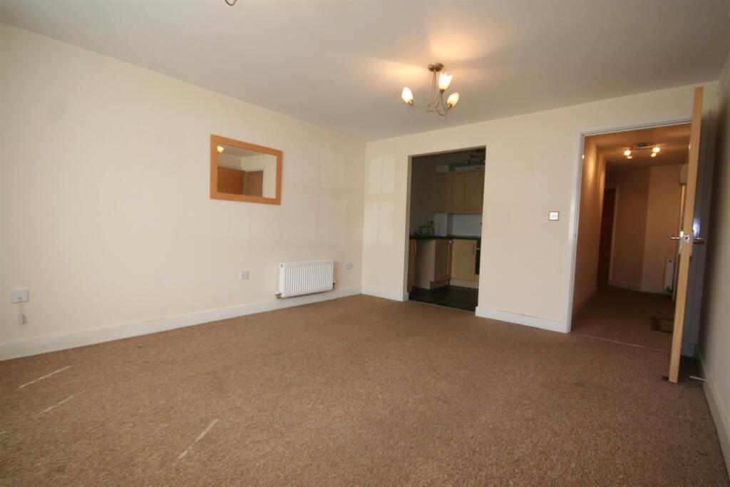 Saxon Court 7 Lounge2.JPG