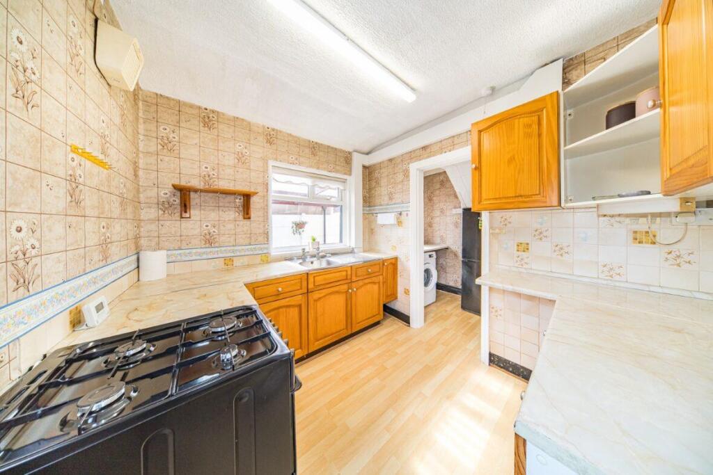 39 Sundale Ave kitchen 3.jpg