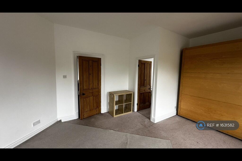 Bedroom 2 With En Suite Wc &amp; Sink