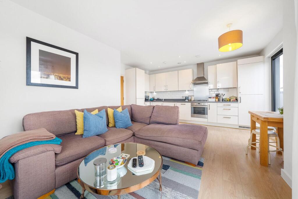 Open plan kitchen-reception (4).JPG