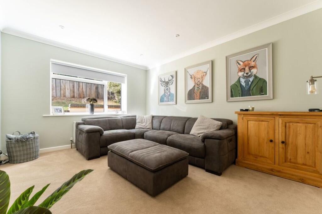 15 Barry Gardens-...