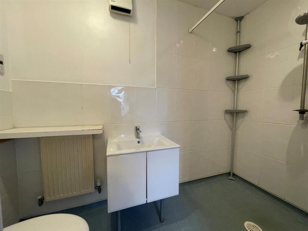 4 Baines Close - En-suite.jpg