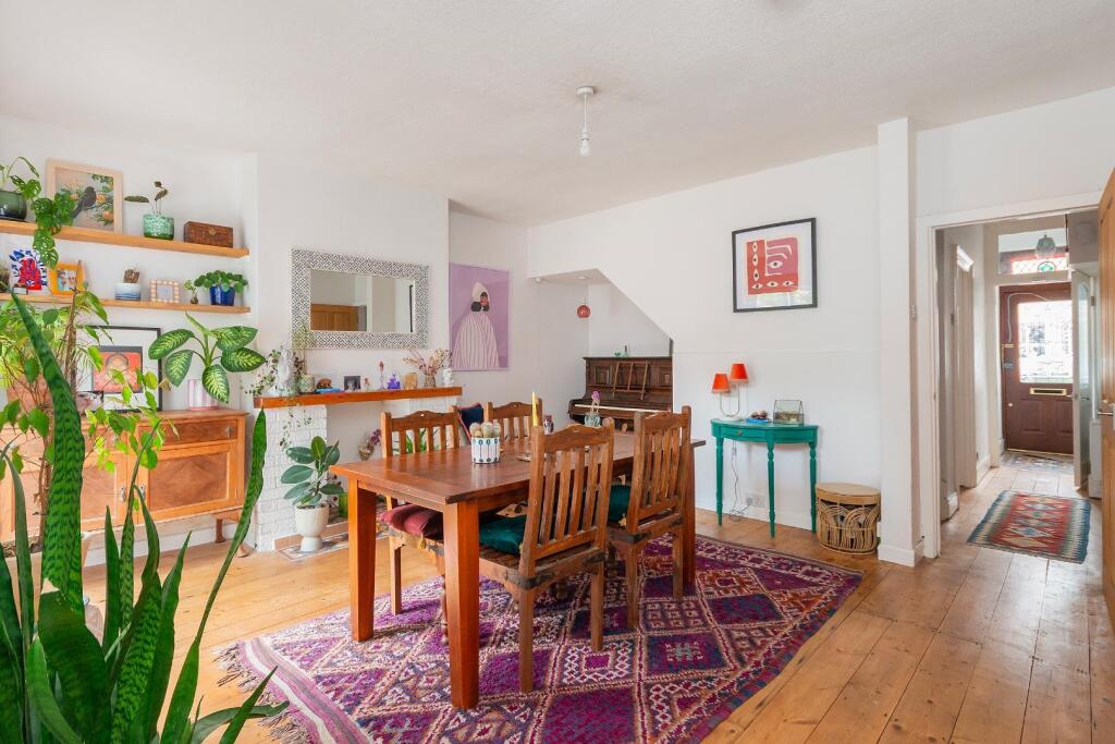 0C6REN - Dining Room B.jpg