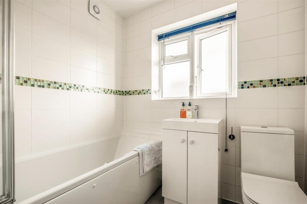 1 windlesham Close-22.jpg