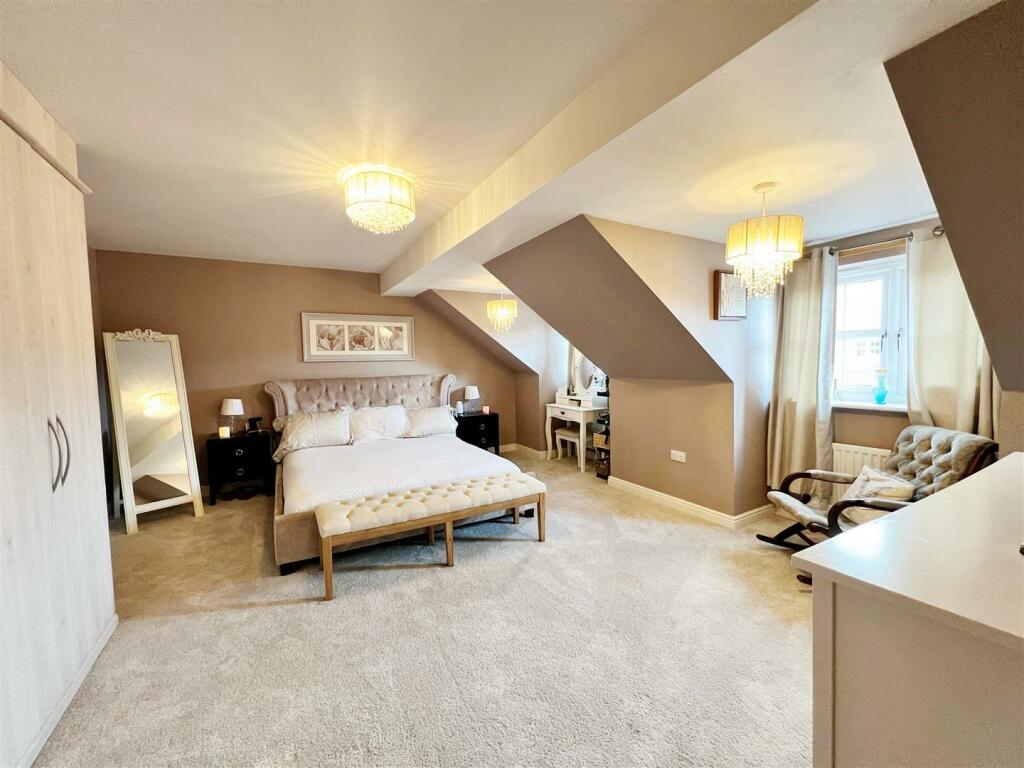Bedroom 1 pic 1.jpg