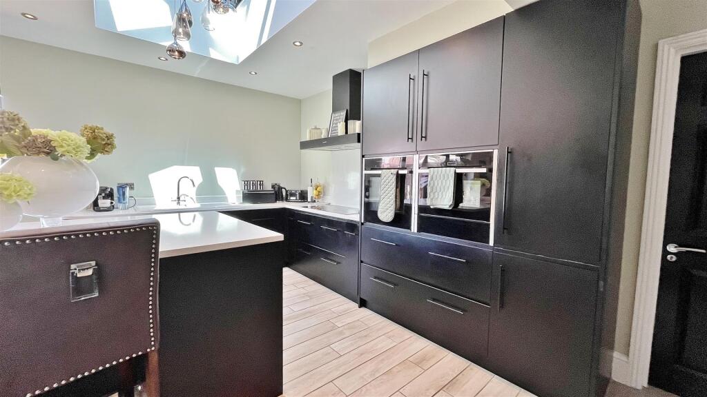 Kitchen/Entertaining Area