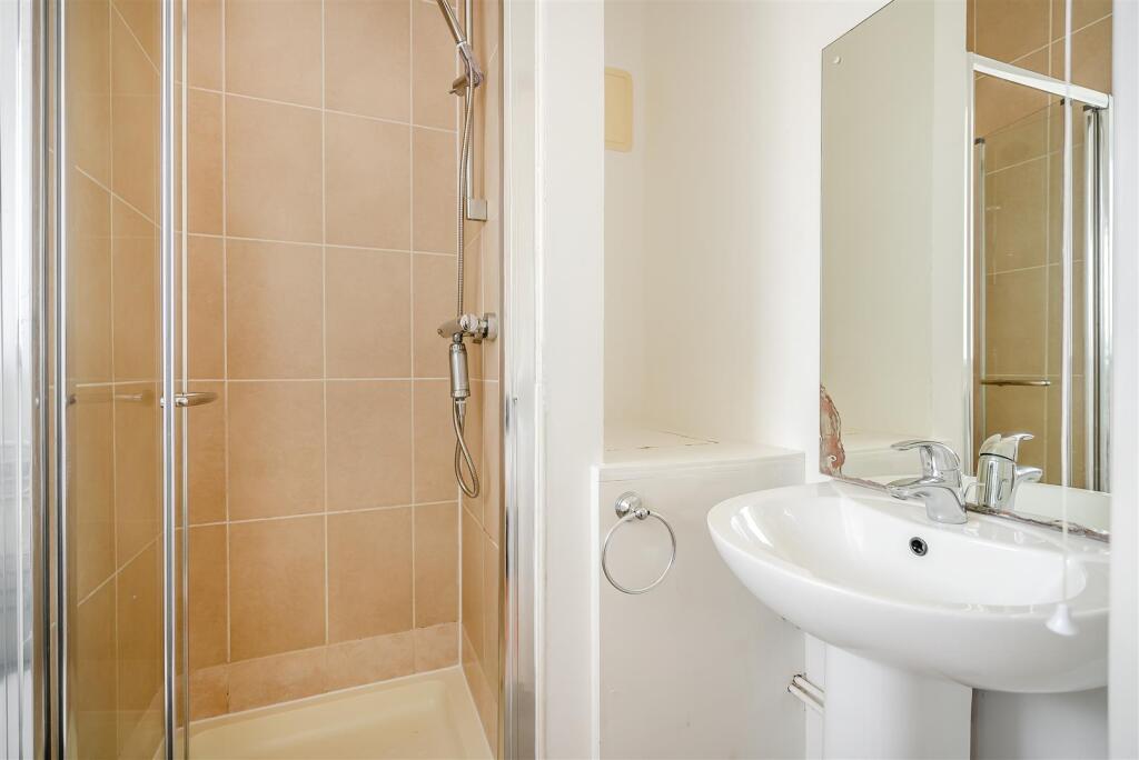 MB- En-suite 1interior04.jpg