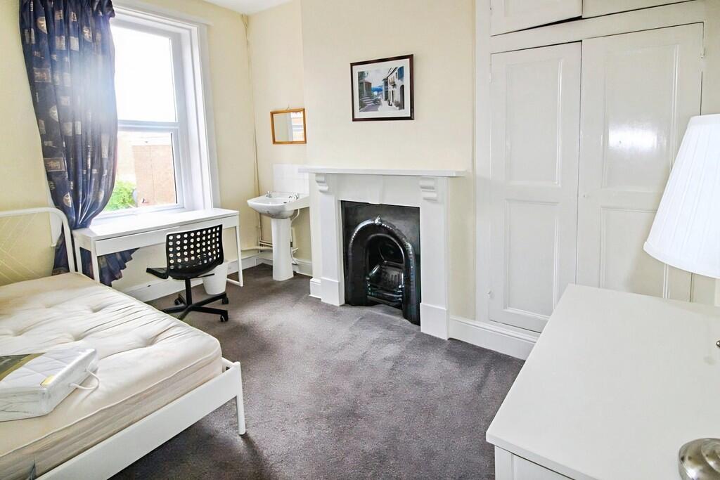 38ed6df4-Bedroom ...