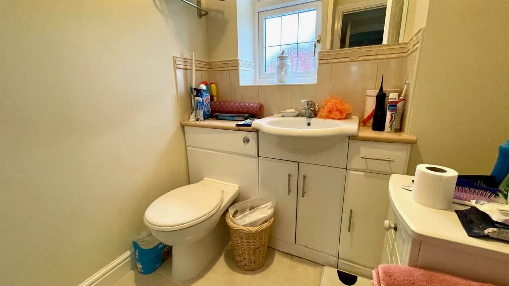 EN-SUITE SHOWER ROOM