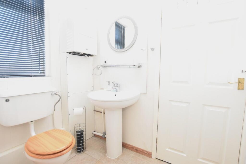 Bathroom (3).JPG