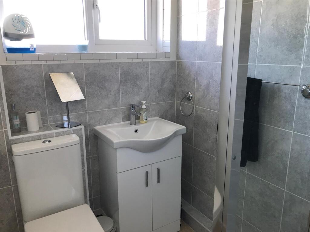 Shower room 8 Killigrew (1).jpg