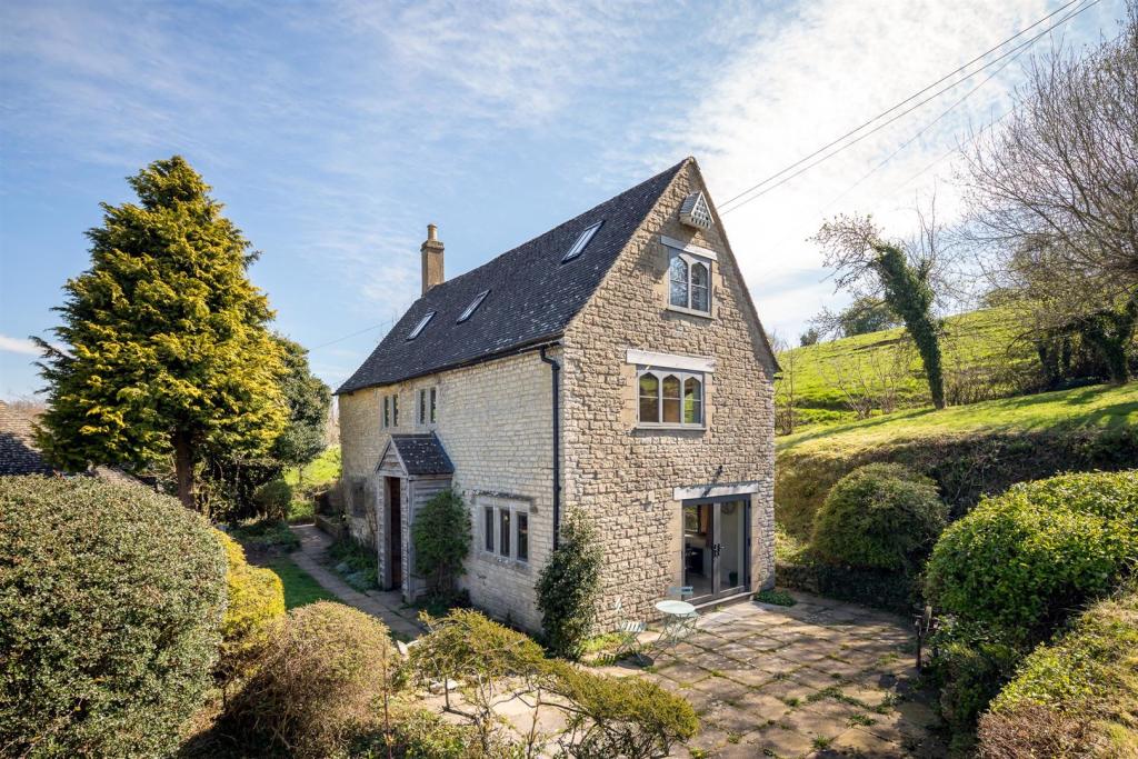 7 - Christmas Cottage - GL6 8JG - Web.jpg