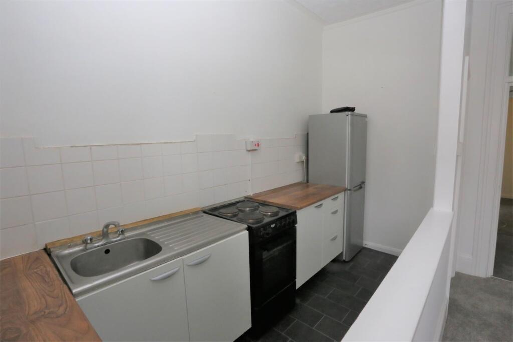 2, 25 CHATHAM PLACE KITCHEN.jpg