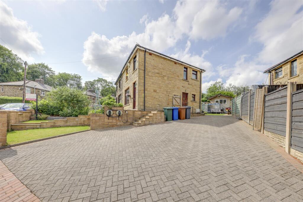 Ample Side Driveway &amp; Pod Point