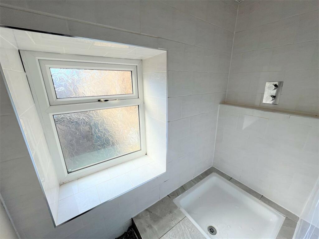 HOUSE SHOWER ROOM
