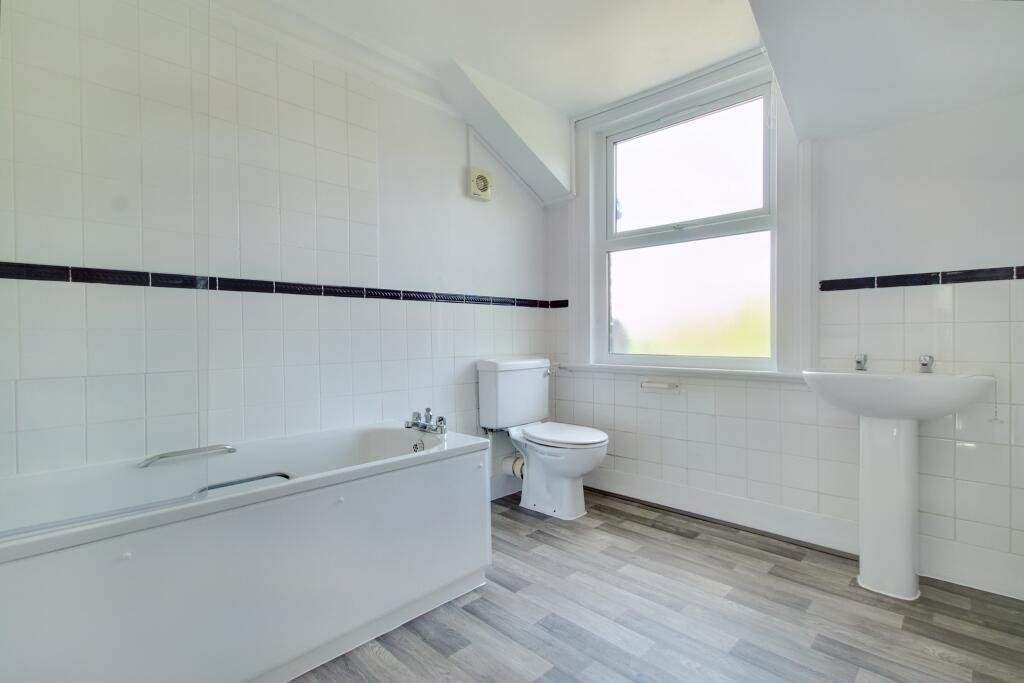 7.BATHROOM.jpg