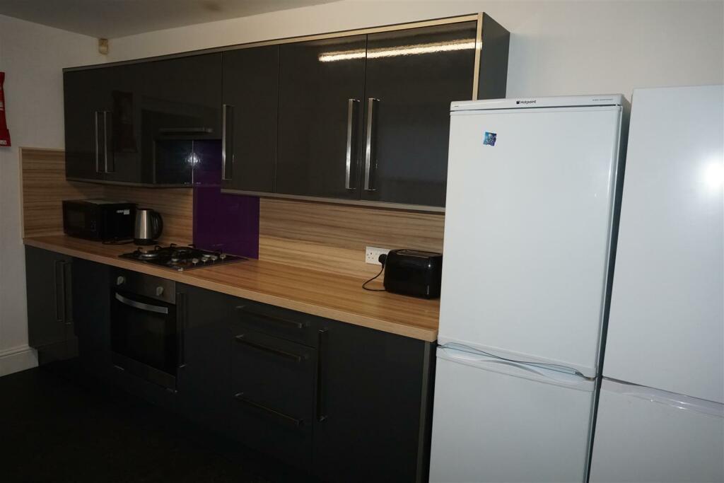 Kitchen 1.JPG