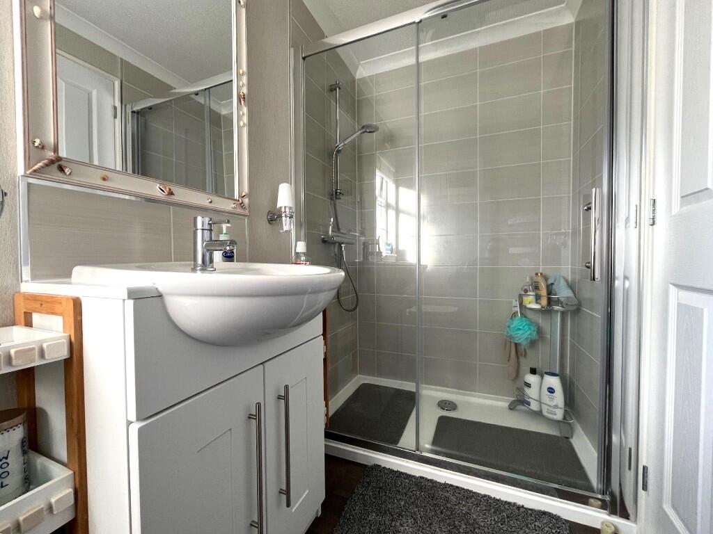 En-suite (bed 1)