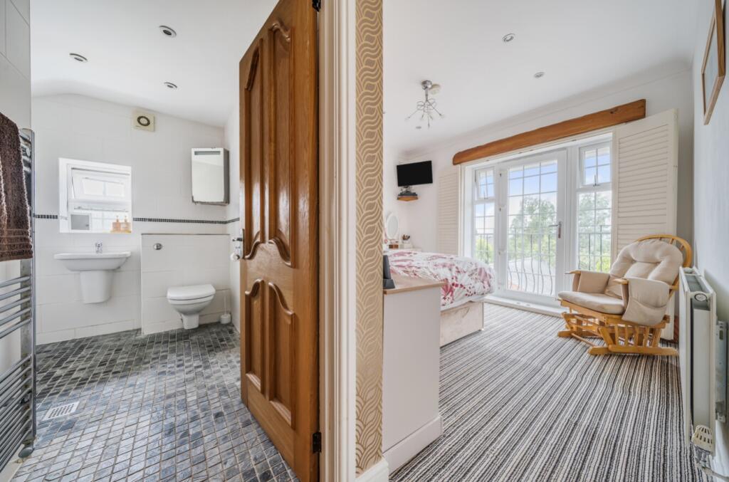 Ensuite &amp; Master Bedroom 