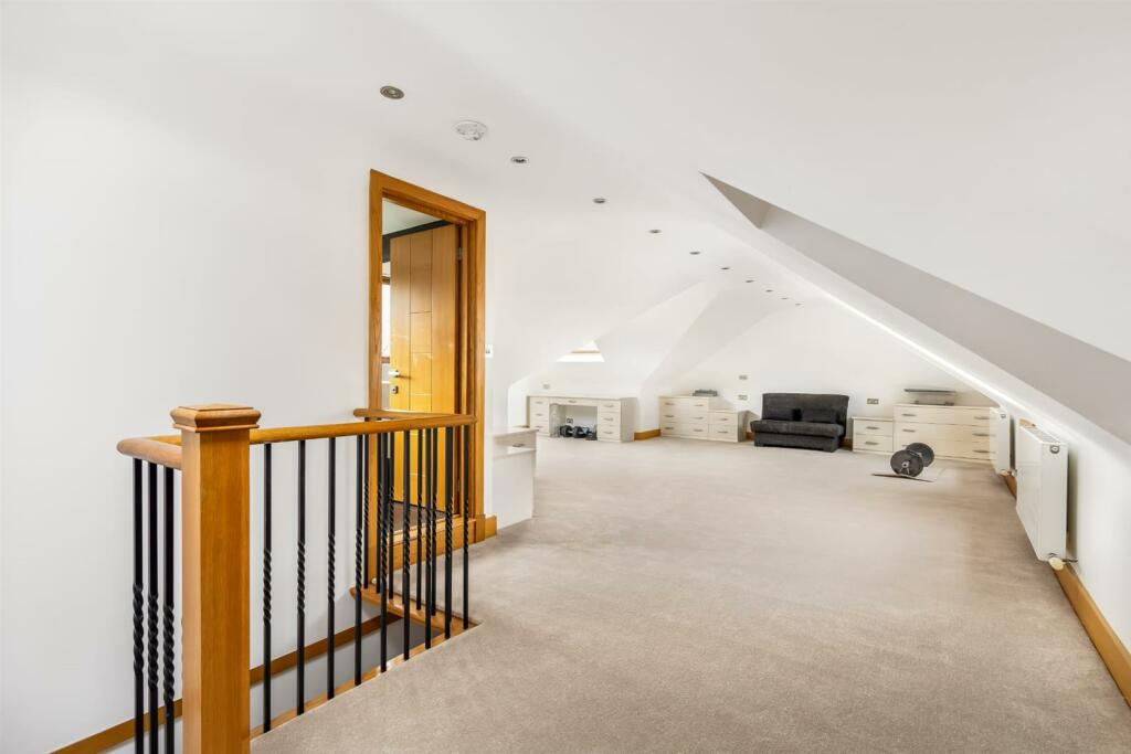 MASTER BEDROOM 2: