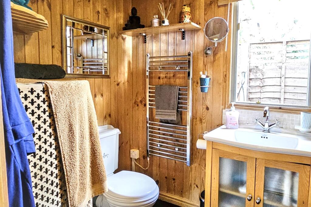 108 Taggs Island, Hampton Court, TW12 2HA