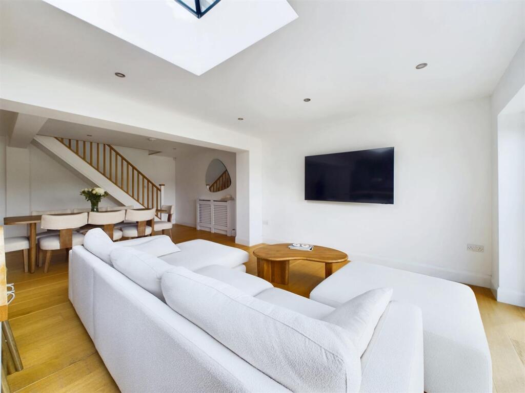 OPEN PLAN LIVING/ KITCHEN/ DINING AREA